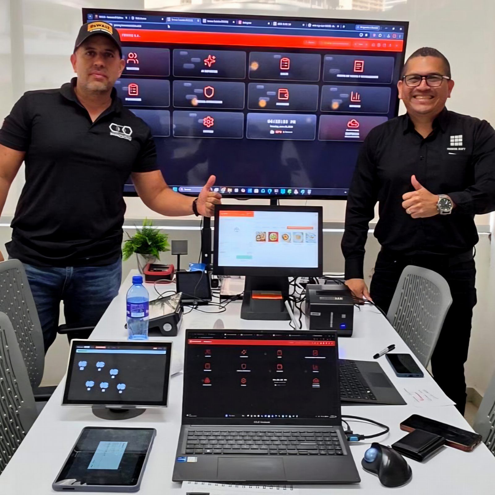 Kenny Díaz junto al equipo de Innova Emisión frente a una demostración de la plataforma en Panamá